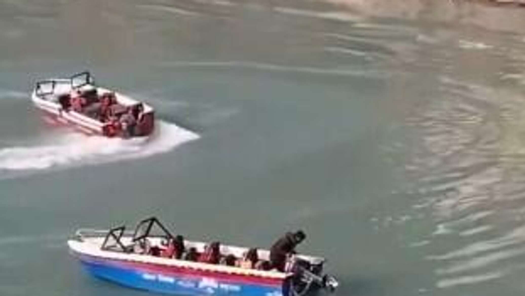 لحظة تصادم زورقين سريعين في الهند... فيديو