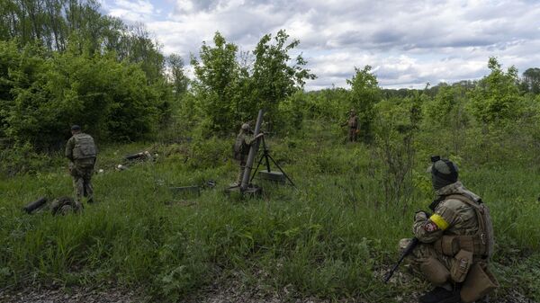 Украинские военнослужащие в сопровождении членов Иностранного легиона под Харьковом. Архивное фото - سبوتنيك عربي