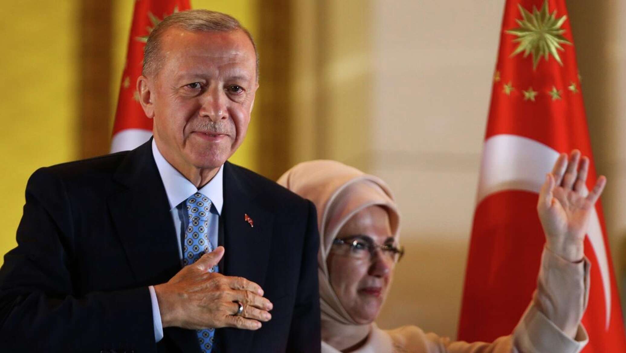 أردوغان وزوجته يتناولان إفطار رمضان مع أسرة تركية.. فيديو