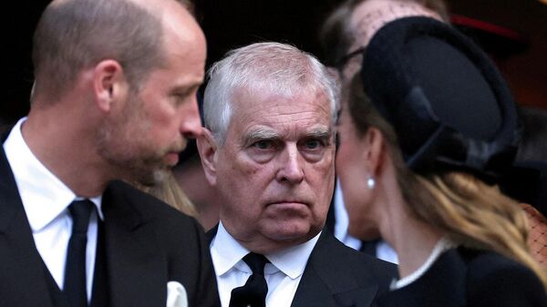 الأمير أندرو يقف بجانب الأمير وليام وزوجته كيت ميدلتون، أميرة ويلز، أثناء مغادرتهم كاتدرائية وستمنستر، 16 سبتمبر/ أيلول 2025 - سبوتنيك عربي