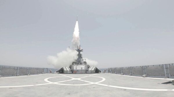 إطلاق صاروخ خلال مناورة في جنوب إيران، في هذه الصورة التي تم الحصول عليها في 17 فبراير/ شباط 2026 - سبوتنيك عربي