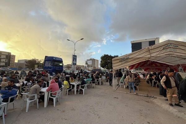 موائد الرحمن في بنغازي.. مبادرة إنسانية مستمرة منذ أكثر من عقدين لإطعام المحتاجين وعابري السبيل موائد الرحمن في بنغازي.. مبادرة إنسانية مستمرة منذ أكثر من عقدين لإطعام المحتاجين وعابري السبيل - سبوتنيك عربي