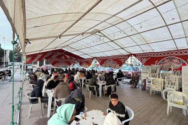 موائد الرحمن في بنغازي.. مبادرة إنسانية مستمرة منذ أكثر من عقدين لإطعام المحتاجين وعابري السبيل موائد الرحمن في بنغازي.. مبادرة إنسانية مستمرة منذ أكثر من عقدين لإطعام المحتاجين وعابري السبيل - سبوتنيك عربي