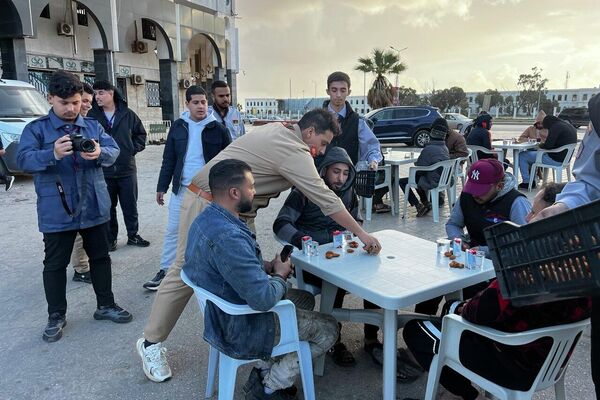 موائد الرحمن في بنغازي.. مبادرة إنسانية مستمرة منذ أكثر من عقدين لإطعام المحتاجين وعابري السبيل موائد الرحمن في بنغازي.. مبادرة إنسانية مستمرة منذ أكثر من عقدين لإطعام المحتاجين وعابري السبيل - سبوتنيك عربي