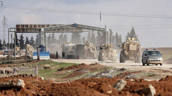 مركبات عسكرية أمريكية ترافق حافلات تنقل معتقلي تنظيم داعش من سوريا إلى العراق، في القامشلي بسوريا، 8 فبراير/ فبراير 2026 - سبوتنيك عربي