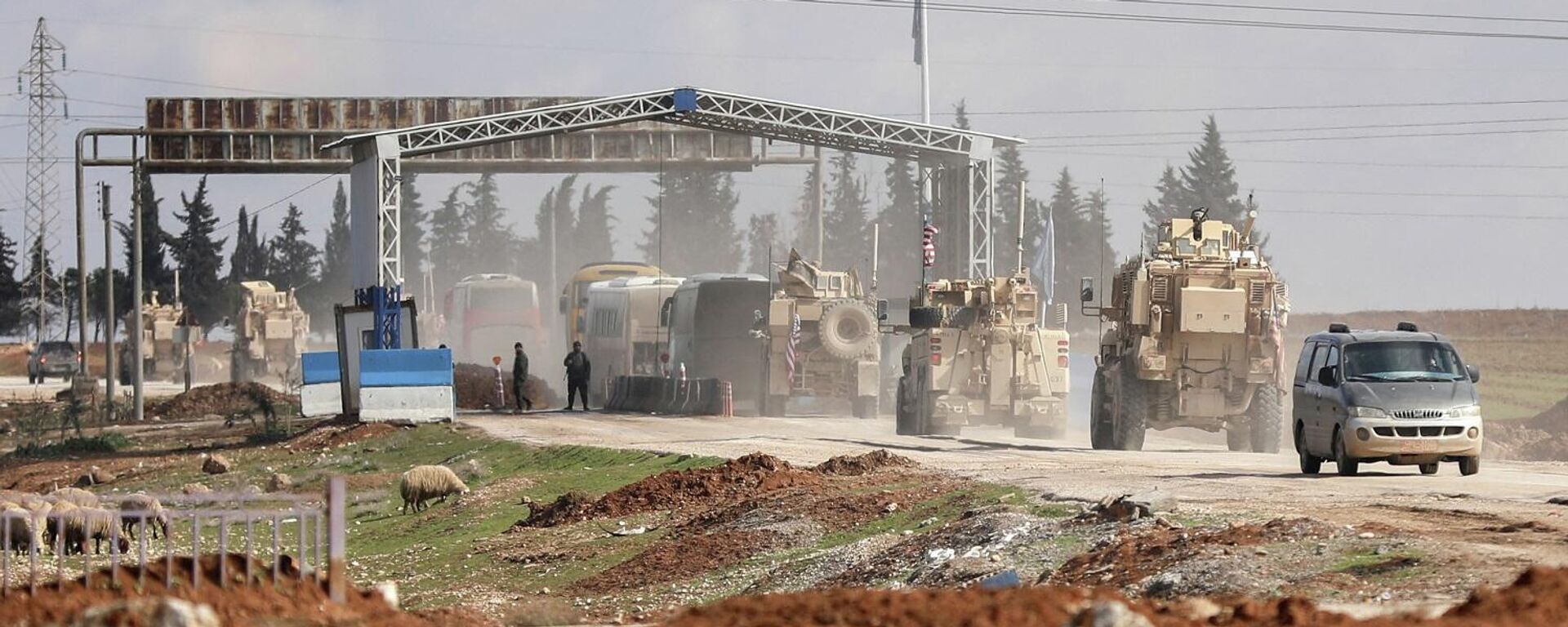 مركبات عسكرية أمريكية ترافق حافلات تنقل معتقلي تنظيم داعش من سوريا إلى العراق، في القامشلي بسوريا، 8 فبراير/ فبراير 2026 - سبوتنيك عربي, 1920, 22.02.2026