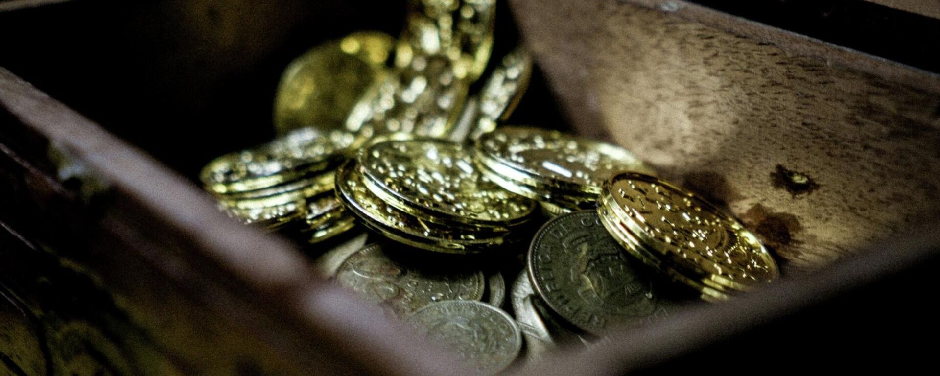 صندوق خشبي يضم العديد من القطع النقدية - سبوتنيك عربي, 1920, 22.02.2026