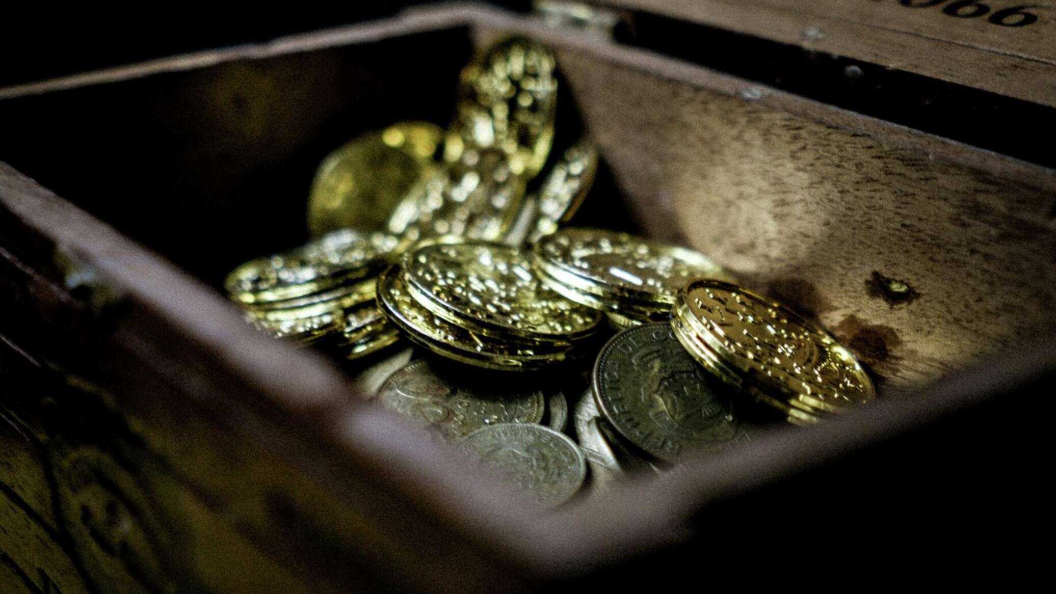 دولة عربية تكتشف كنزا أثريا يضم أكثر من 10 آلاف قطعة نقدية... صور