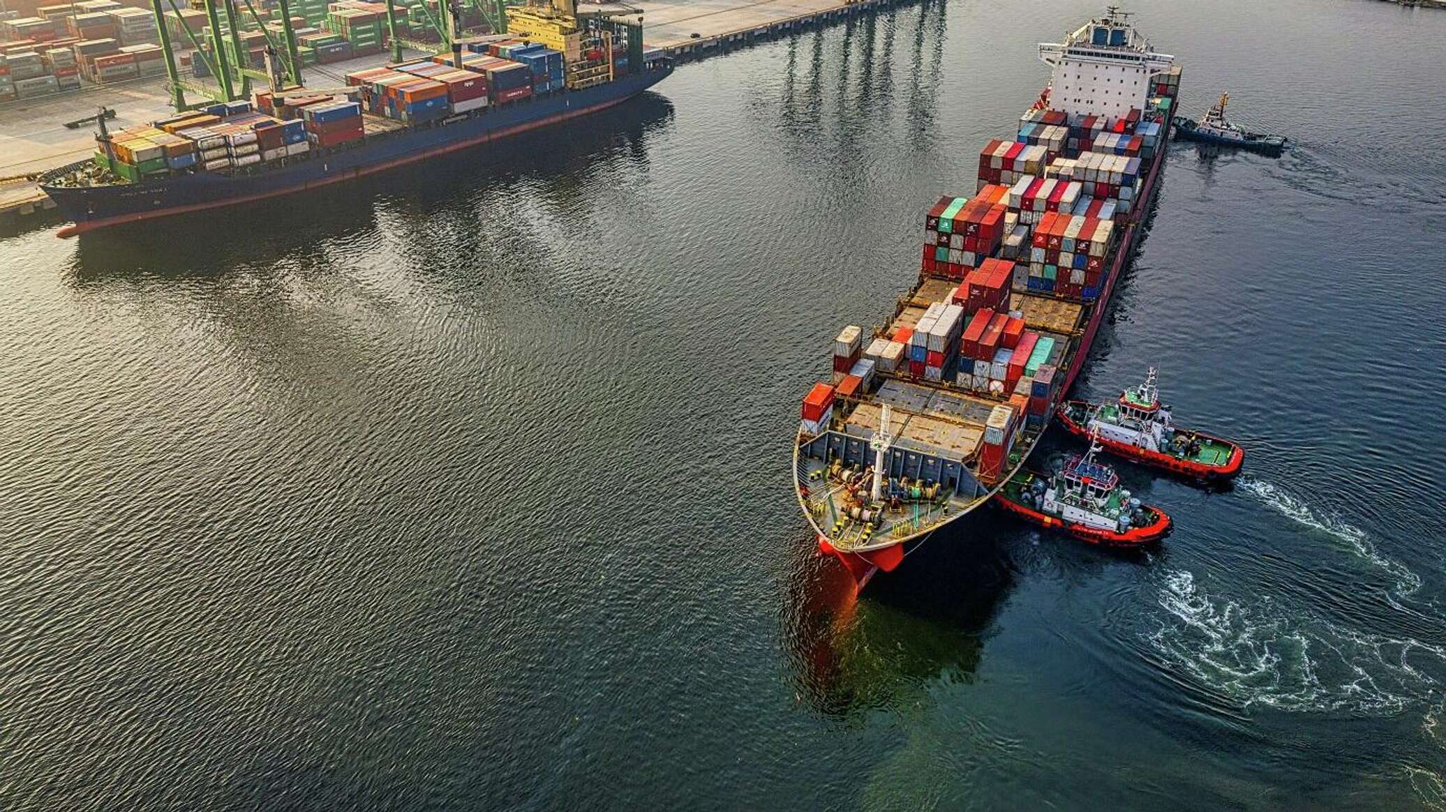 إيران توضح حقيقة تعليق حركة السفن إلى موانئها