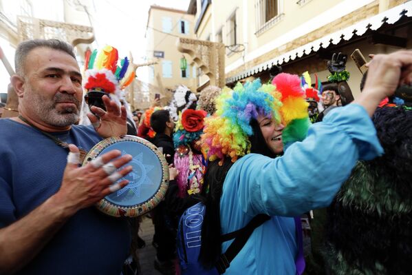 خلال مشاركة أبناء مدينة الميناء شمالي لبنان في إحياء كرنفال "الزامبو"، حيث يرتدون القبعات المزينة بالألوان ويقرعون على الدف. - سبوتنيك عربي