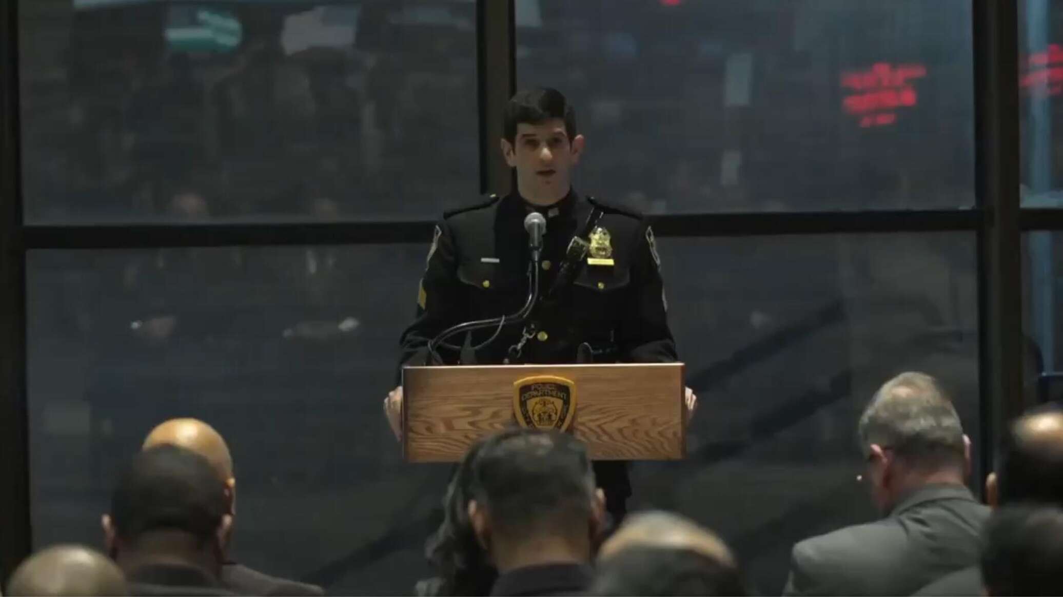 شرطة نيويورك تحتفي بشهر رمضان بتلاوة آيات من القرآن الكريم.. فيديو