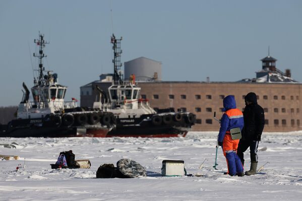 مراكب الصيد واقفة في خليج فنلندا المتجمد بالقرب من حصن الإمبراطور ألكسندر الأول (حصن الطاعون) في كرونشتادت.  - سبوتنيك عربي