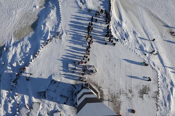 زوار يتوافدون إلى المنارة الخلفية الرائدة لقناة سان بطرسبورغ البحرية، عابرين خليج فنلندا المتجمد. - سبوتنيك عربي