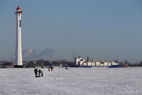 صورة جانبية تظهر المنارة الخلفية الرائدة لقناة سان بطرسبورغ البحرية التي تشكل أبرز معالم خليج فنلندا، وهي تستقبل زوراها الواصلين إليها سيرًا فوق الجليد. - سبوتنيك عربي