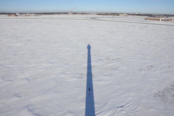 صورة تظهر انعكاس ظل المنارة الخلفية الرائدة لقناة سانت بطرسبرغ البحرية على الجليد. - سبوتنيك عربي