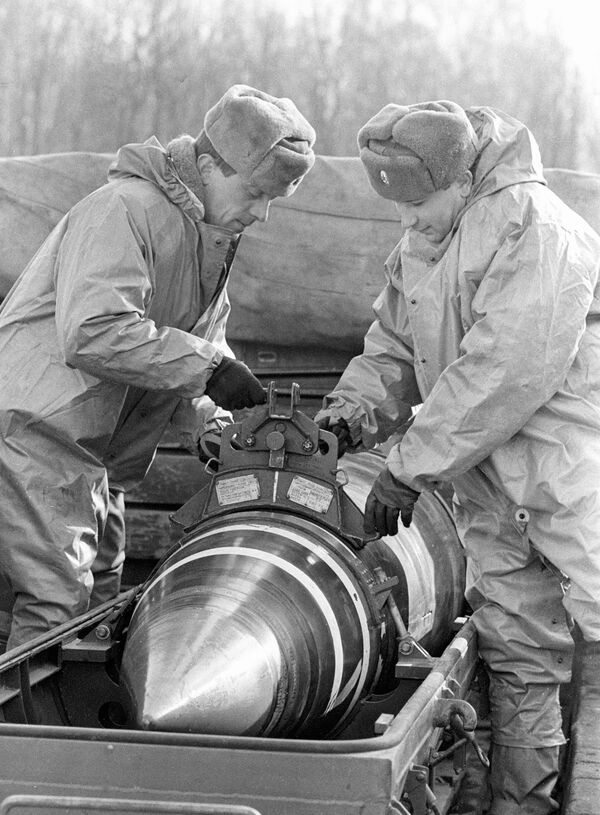 Ukrainian soldiers place nuclear warheads in containers for removal. 1992. - سبوتنيك عربي