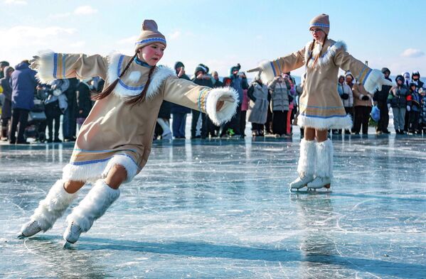 فقرة رقص على الجليد في مهرجان فنون الجليد الشتوي الـ12، مباشرة على بحيرة "بايكال"، في قرية ليستفيانكا، روسيا، 2026 - سبوتنيك عربي