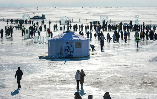 تجمع للمشاركين في مهرجان فنون الجليد الشتوي الـ12، مباشرة على بحيرة "بايكال" في قرية ليستفيانكا، 2026. ويحتفل هذا الحدث بالذكرى السنوية الـ300 للقرية - سبوتنيك عربي