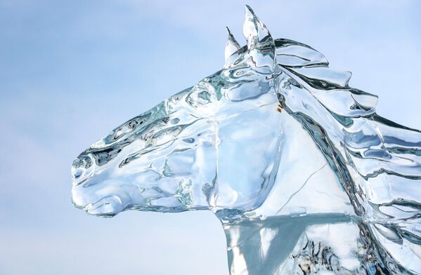 عرض منحوتة جليدية على شكل حصان في مهرجان فنون الجليد الشتوي الـ12، مباشرة على بحيرة "بايكال"، في قرية ليستفيانكا، 2026 - سبوتنيك عربي