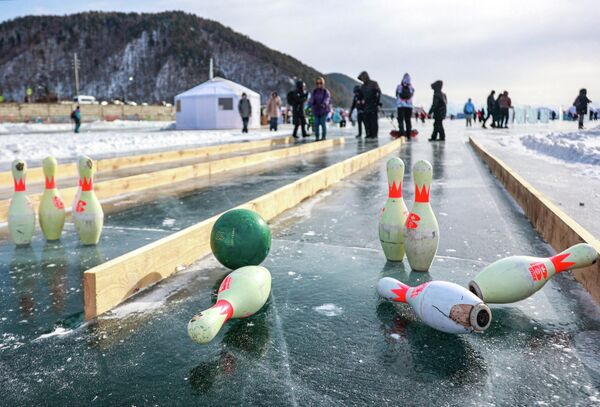 لعبة بولينغ في مهرجان فنون الجليد الشتوي الـ12، مباشرة على بحيرة "بايكال"، في قرية ليستفيانكا، 2026. ويحتفل هذا الحدث بالذكرى السنوية الـ300 للقرية - سبوتنيك عربي