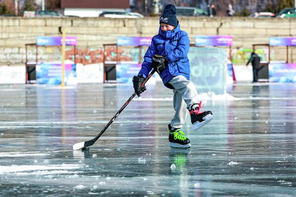 مشارك في مهرجان فنون الجليد الشتوي الـ12، مباشرة على بحيرة "بايكال"، 2026 في قرية ليستفيانكا، روسيا - سبوتنيك عربي