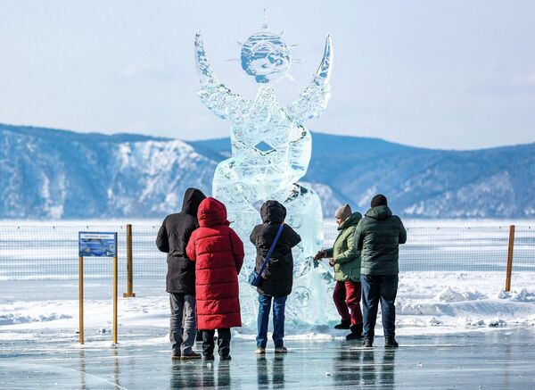 مجموعة من المشاركين في مهرجان فنون الجليد الشتوي الـ12، عند منحوتة جميلة في ليستفيانكا، روسيا، 2026. ويحتفل هذا الحدث بالذكرى السنوية الـ300 للقرية - سبوتنيك عربي