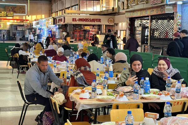 الهلال الأحمر الجزائري يمد موائد الرحمة في محطة الخروبة لإفطار عابري السبيل الهلال الأحمر الجزائري يمد موائد الرحمة في محطة الخروبة لإفطار عابري السبيل - سبوتنيك عربي