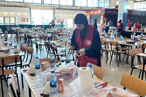 الهلال الأحمر الجزائري يمد موائد الرحمة في محطة الخروبة لإفطار عابري السبيل الهلال الأحمر الجزائري يمد موائد الرحمة في محطة الخروبة لإفطار عابري السبيل - سبوتنيك عربي