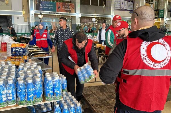 الهلال الأحمر الجزائري يمد موائد الرحمة في محطة الخروبة لإفطار عابري السبيل الهلال الأحمر الجزائري يمد موائد الرحمة في محطة الخروبة لإفطار عابري السبيل - سبوتنيك عربي