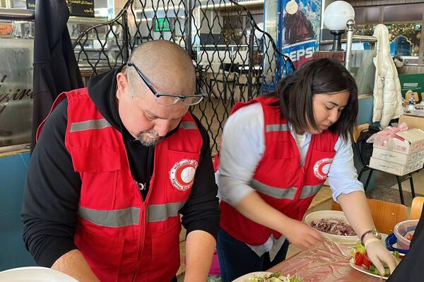 الهلال الأحمر الجزائري يمد موائد الرحمة في محطة الخروبة لإفطار عابري السبيل الهلال الأحمر الجزائري يمد موائد الرحمة في محطة الخروبة لإفطار عابري السبيل - سبوتنيك عربي