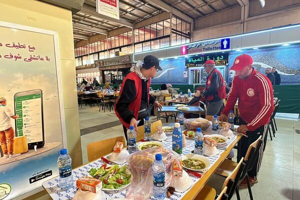 الهلال الأحمر الجزائري يمد موائد الرحمة في محطة الخروبة لإفطار عابري السبيل الهلال الأحمر الجزائري يمد موائد الرحمة في محطة الخروبة لإفطار عابري السبيل - سبوتنيك عربي