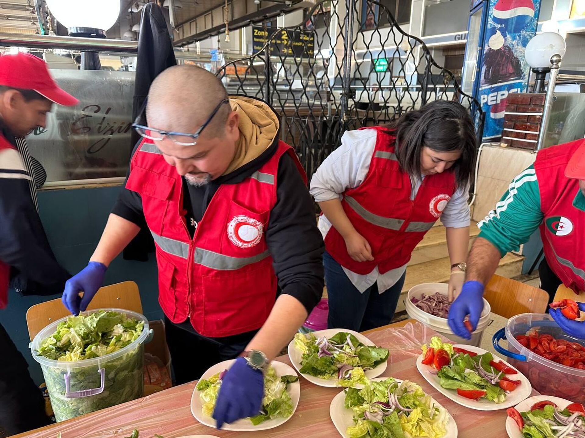 الهلال الأحمر الجزائري يمد موائد الرحمة في محطة الخروبة لإفطار عابري السبيل الهلال الأحمر الجزائري يمد موائد الرحمة في محطة الخروبة لإفطار عابري السبيل - سبوتنيك عربي, 1920, 25.02.2026