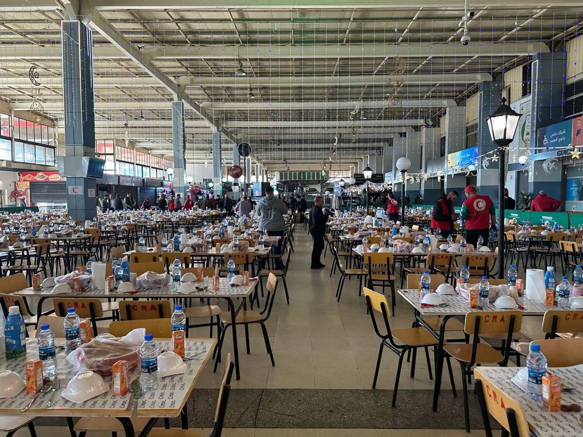 الهلال الأحمر الجزائري يمد موائد الرحمة في محطة الخروبة لإفطار عابري السبيل الهلال الأحمر الجزائري يمد موائد الرحمة في محطة الخروبة لإفطار عابري السبيل - سبوتنيك عربي, 1920, 25.02.2026