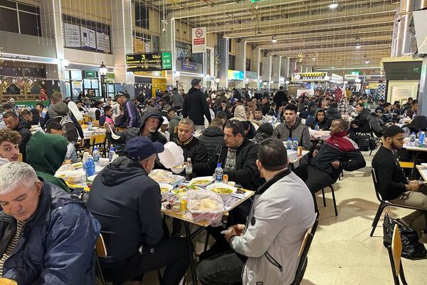 الهلال الأحمر الجزائري يمد موائد الرحمة في محطة الخروبة لإفطار عابري السبيل الهلال الأحمر الجزائري يمد موائد الرحمة في محطة الخروبة لإفطار عابري السبيل - سبوتنيك عربي