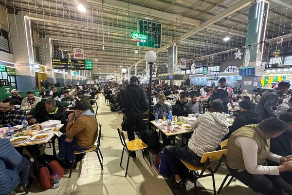 الهلال الأحمر الجزائري يمد موائد الرحمة في محطة الخروبة لإفطار عابري السبيل الهلال الأحمر الجزائري يمد موائد الرحمة في محطة الخروبة لإفطار عابري السبيل - سبوتنيك عربي