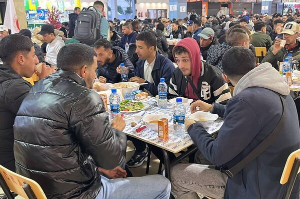 الهلال الأحمر الجزائري يمد موائد الرحمة في محطة الخروبة لإفطار عابري السبيل الهلال الأحمر الجزائري يمد موائد الرحمة في محطة الخروبة لإفطار عابري السبيل - سبوتنيك عربي