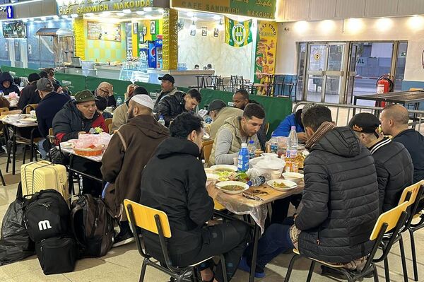 الهلال الأحمر الجزائري يمد موائد الرحمة في محطة الخروبة لإفطار عابري السبيل الهلال الأحمر الجزائري يمد موائد الرحمة في محطة الخروبة لإفطار عابري السبيل - سبوتنيك عربي