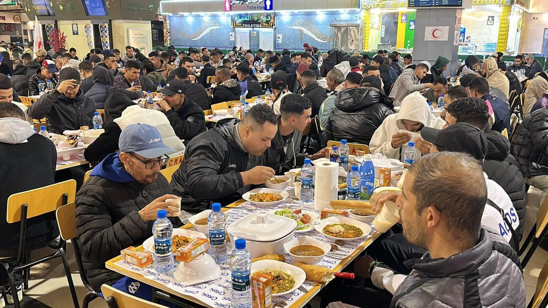 الهلال الأحمر الجزائري يمد موائد الرحمة في محطة الخروبة لإفطار عابري السبيل الهلال الأحمر الجزائري يمد موائد الرحمة في محطة الخروبة لإفطار عابري السبيل - سبوتنيك عربي, 1920, 25.02.2026