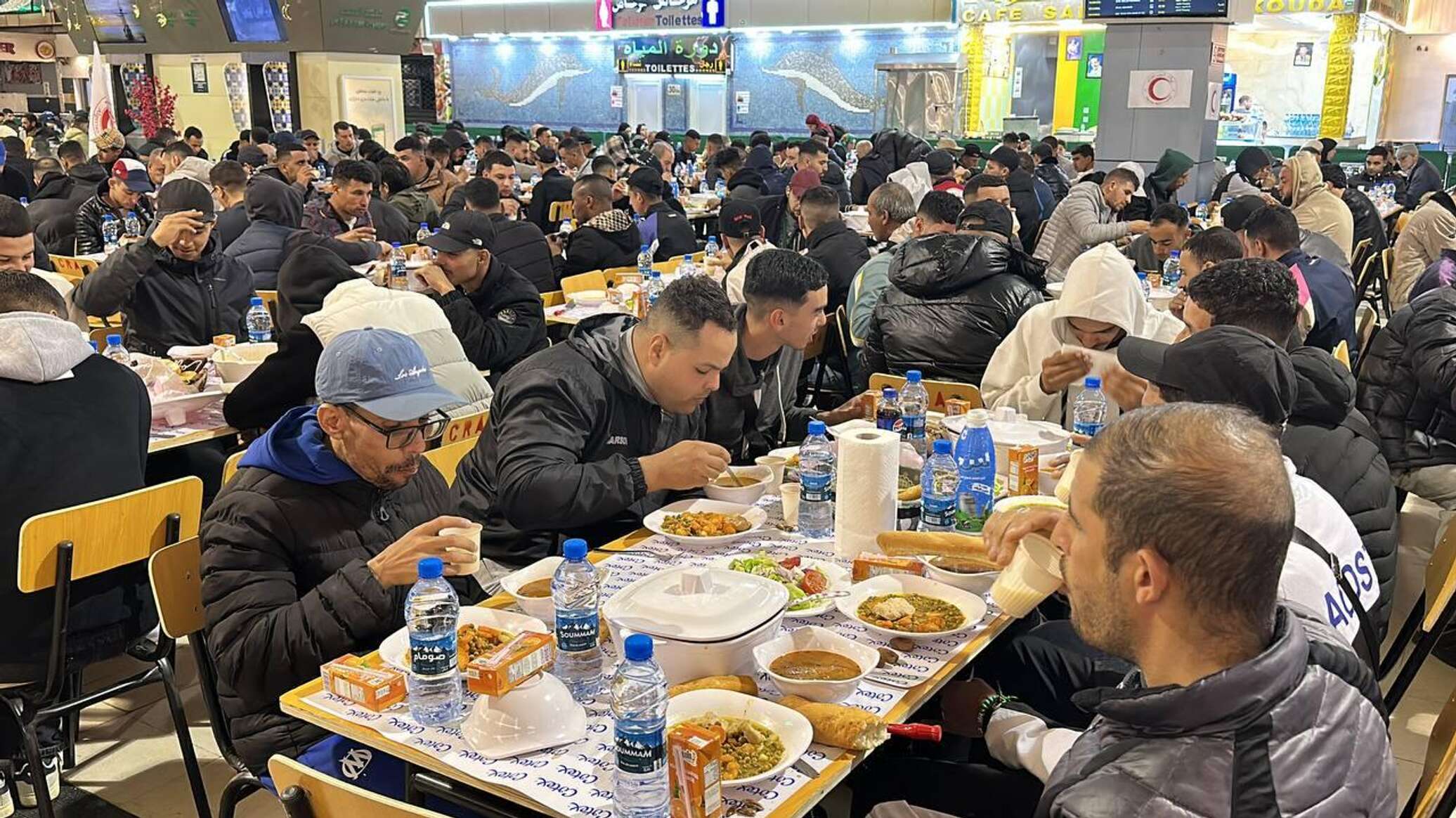 الهلال الأحمر الجزائري يمد "موائد الرحمة" في محطة الخروبة لإفطار عابري السبيل.. صور وفيديو