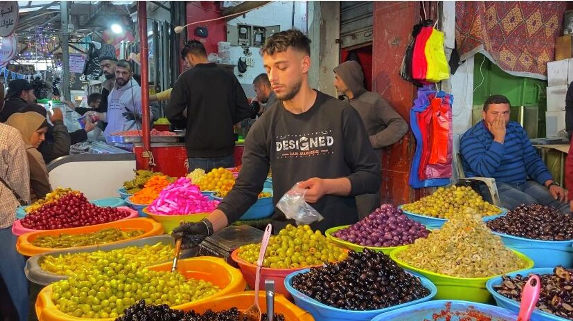 أسواق غزة تعود للحياة تدريجيا في شهر رمضان وسط قلة المشترين وغلاء الأسعار - سبوتنيك عربي, 1920, 25.02.2026