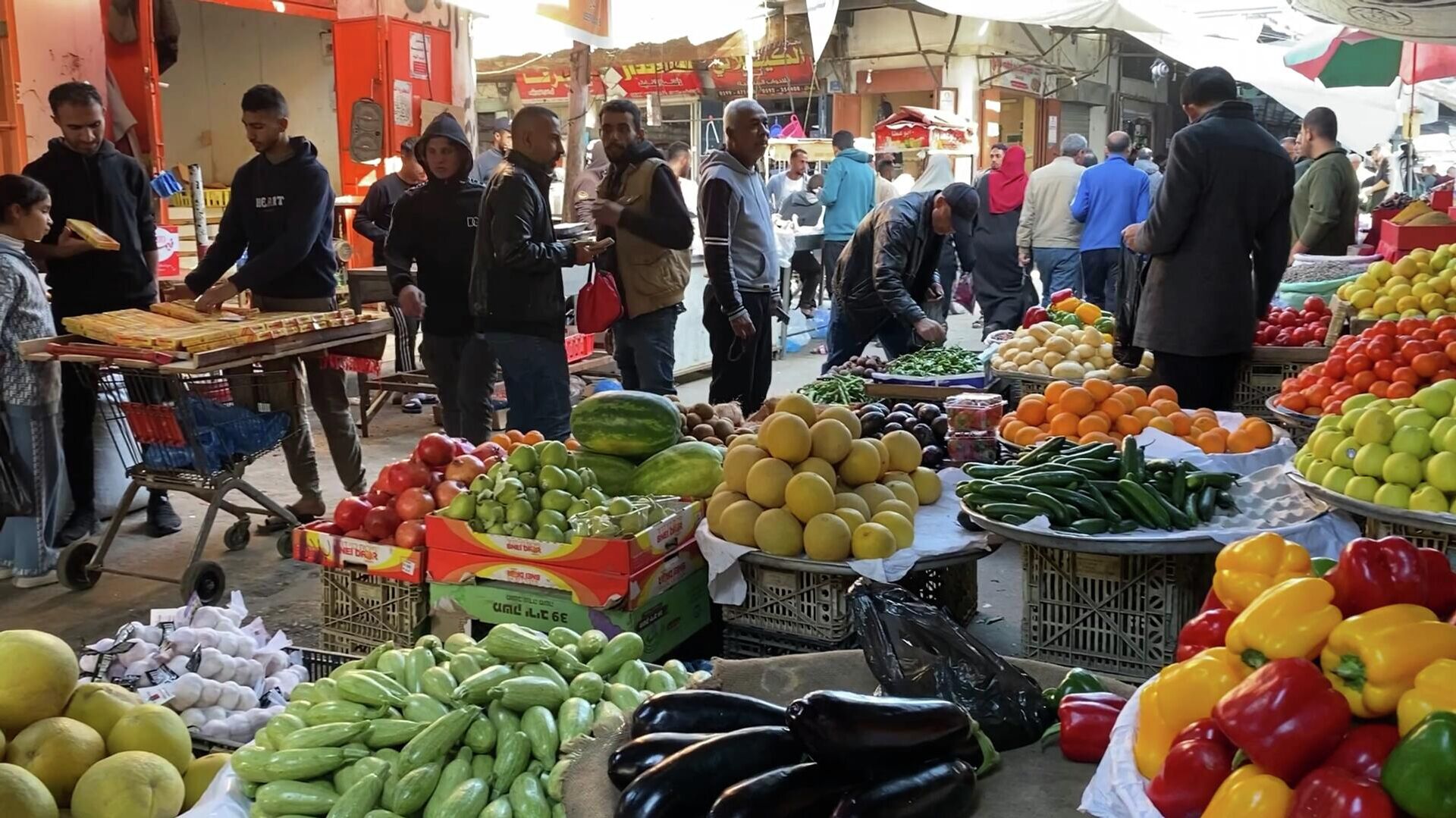 أسواق غزة تعود للحياة تدريجيا في شهر رمضان وسط قلة المشترين وغلاء الأسعار - سبوتنيك عربي, 1920, 25.02.2026