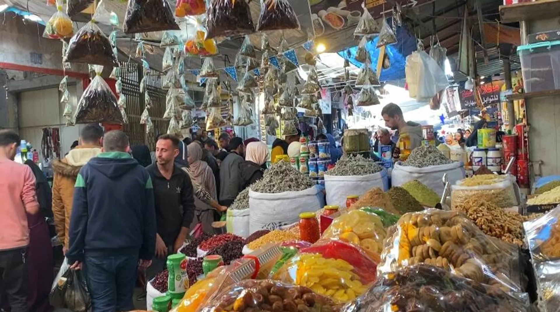 أسواق غزة تعود للحياة تدريجيا في شهر رمضان وسط قلة المشترين وغلاء الأسعار أسواق غزة تعود للحياة تدريجيا في شهر رمضان وسط قلة المشترين وغلاء الأسعار - سبوتنيك عربي, 1920, 25.02.2026