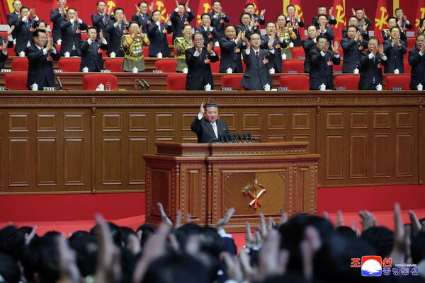 كيم جونغ أون وهو يحيي الحضور الذي رحب به بالتصفيق خلال المؤتمر التاسع لحزب العمال الكوري في بيونغ يانغ. - سبوتنيك عربي