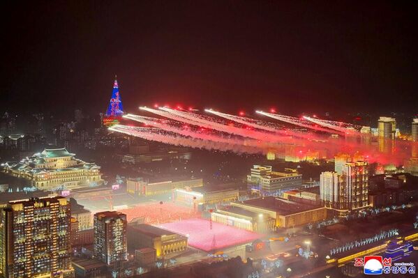 لقطة جوية تظهر الأضواء التي زينت سماء بيونغ يانغ خلال العرض العسكري. - سبوتنيك عربي