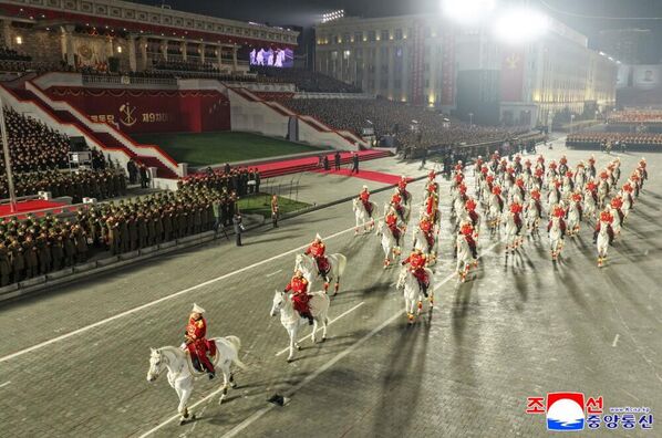 جنود أوكرانيون يؤدون عرضًا عسكريًا على متن الخيول التي سارت وسط الساحة أمام الرئيس وابنته والحضور. - سبوتنيك عربي