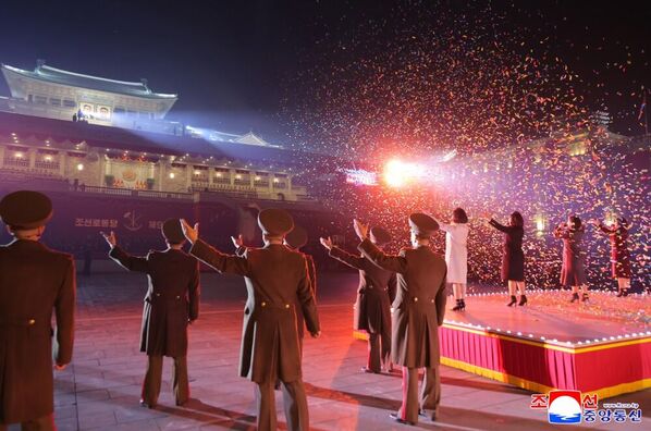 جنود أوكرانيون يشاركون في إحدى فقرات العرض العسكري الذي لاقى إعجابًا كبيرًا وتفاعلًا من الحضور. - سبوتنيك عربي