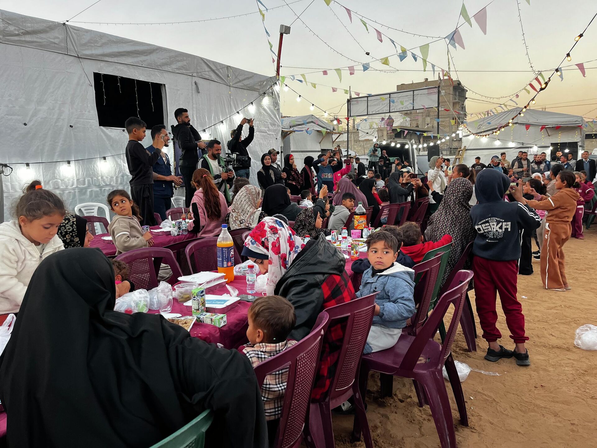 إفطار جماعي يدخل الفرحة على قلوب مئات الأيتام في مدينة غزة إفطار جماعي يدخل الفرحة على قلوب مئات الأيتام في مدينة غزة - سبوتنيك عربي, 1920, 26.02.2026