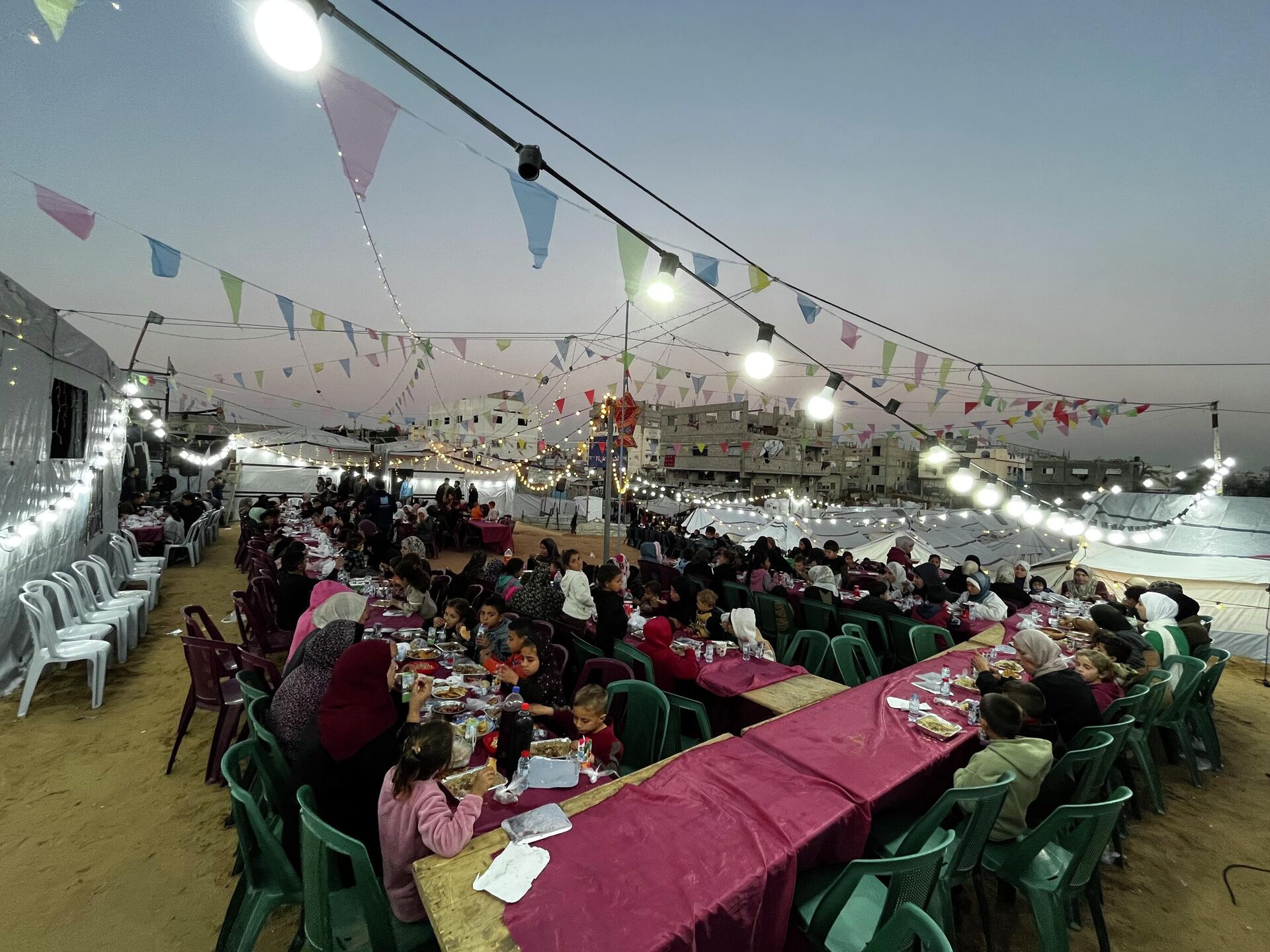 إفطار جماعي يدخل الفرحة على قلوب مئات الأيتام في مدينة غزة إفطار جماعي يدخل الفرحة على قلوب مئات الأيتام في مدينة غزة - سبوتنيك عربي, 1920, 26.02.2026