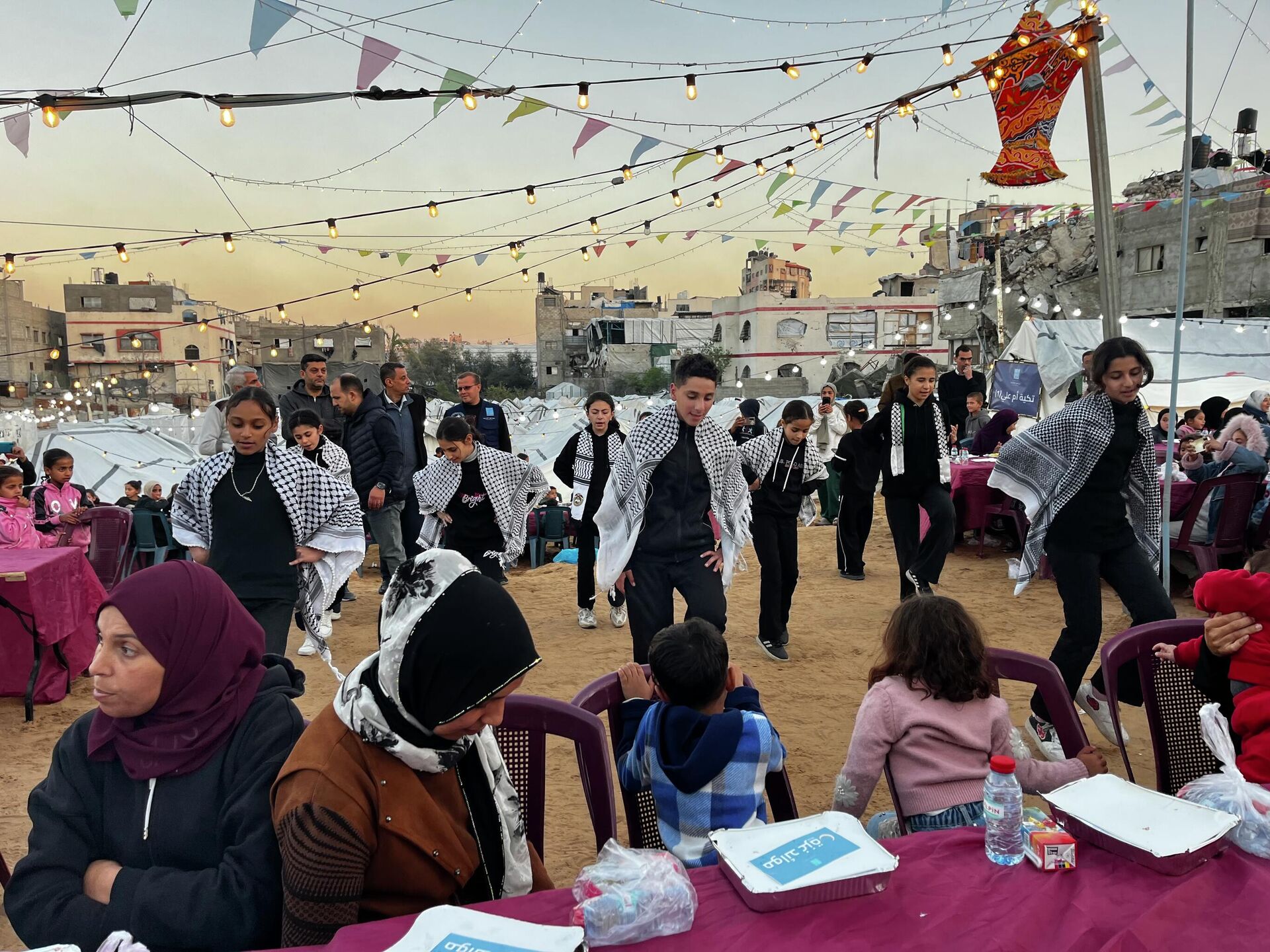 إفطار جماعي يدخل الفرحة على قلوب مئات الأيتام في مدينة غزة إفطار جماعي يدخل الفرحة على قلوب مئات الأيتام في مدينة غزة - سبوتنيك عربي, 1920, 26.02.2026