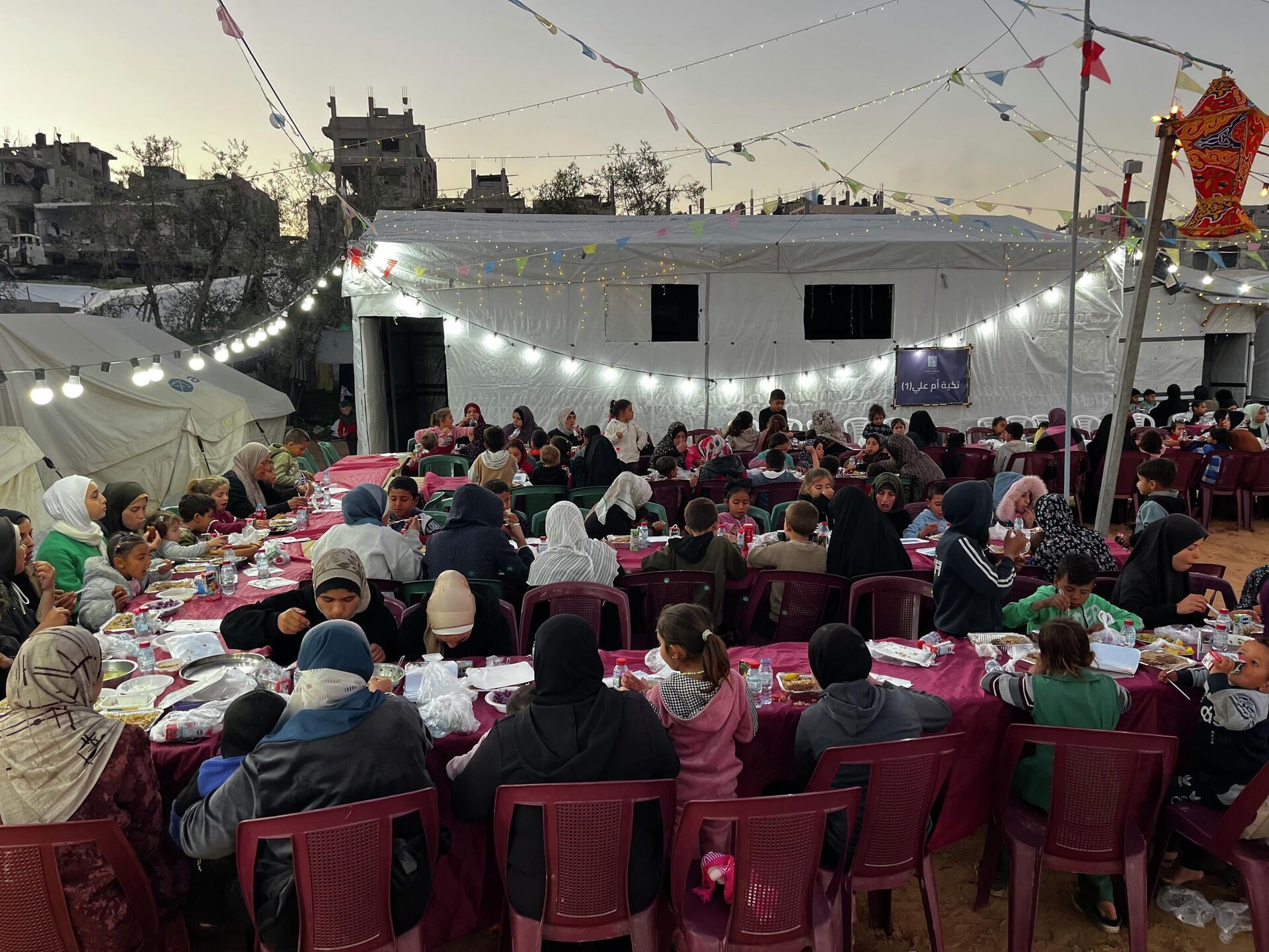 إفطار جماعي يدخل الفرحة على قلوب مئات الأيتام في مدينة غزة إفطار جماعي يدخل الفرحة على قلوب مئات الأيتام في مدينة غزة - سبوتنيك عربي, 1920, 26.02.2026